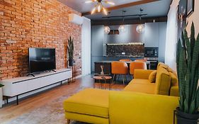 Charlotte Piata Unirii - Free Private Parking 2Bedrooms Apartment